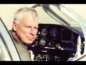 John Lear, een gepensioneerde luchtvaart-kapitein en voormalige piloot voor de CIA met meer dan 19.000 vlieguren heeft een verklaring onder ede afgelegd dat er geen vliegtuigen in de Twin Towers zijn gevlogen, aangezien dit “fysiek onmogelijk” is.