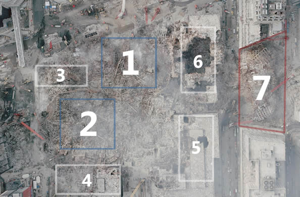 Luchtfoto van het WTC-complex, waarbij WTC-1 en 2, ofwel de Twin Towers, als ook WTC-7 volledig ingestort zijn. WTC-6 is zwaar beschadigd. 