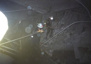 Kurt en zijn teamleden dalen af in een van de holtes onder de restanten van het WTC