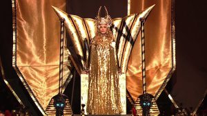 madonna-super-bowl-on-throne