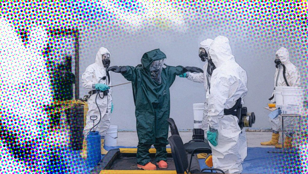 Medewerker biolab Georgië wordt gedesinfecteerd