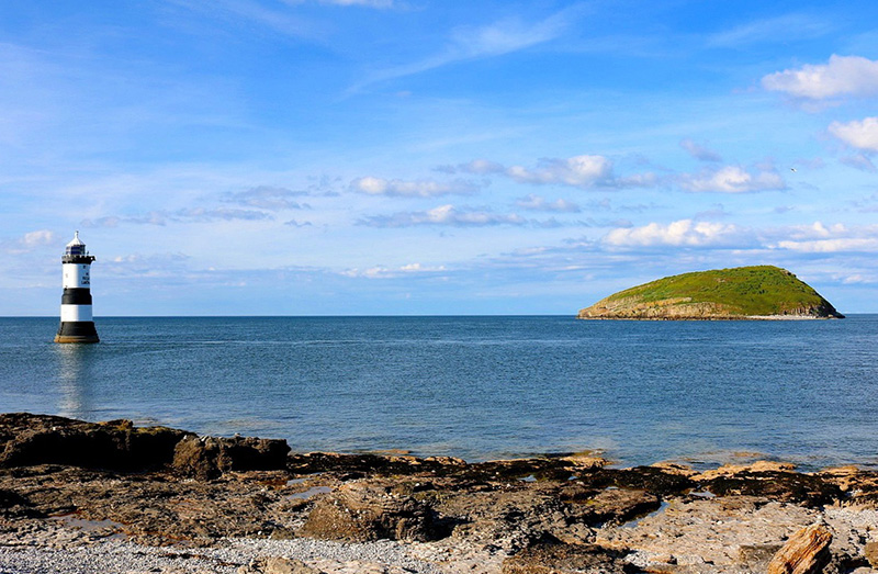 De vuurtoren in Penmon is een herkenningspunt in Anglesey, Wales.